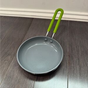 NWOT Green Pan Single Egg Sleek Gray Frying Pan Vibrant Green Handle- Scratches